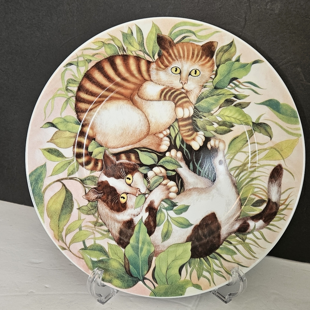 Decorative Cat Plate with Leaf Design